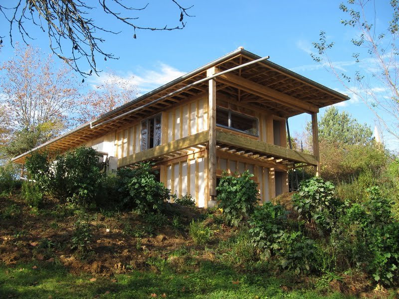 Notre Maison Ossature Bois labellisee BBC dans les Pyrenees Atlantiques:  Pose des grilles anti-rongeur et suite de l'étanchéité