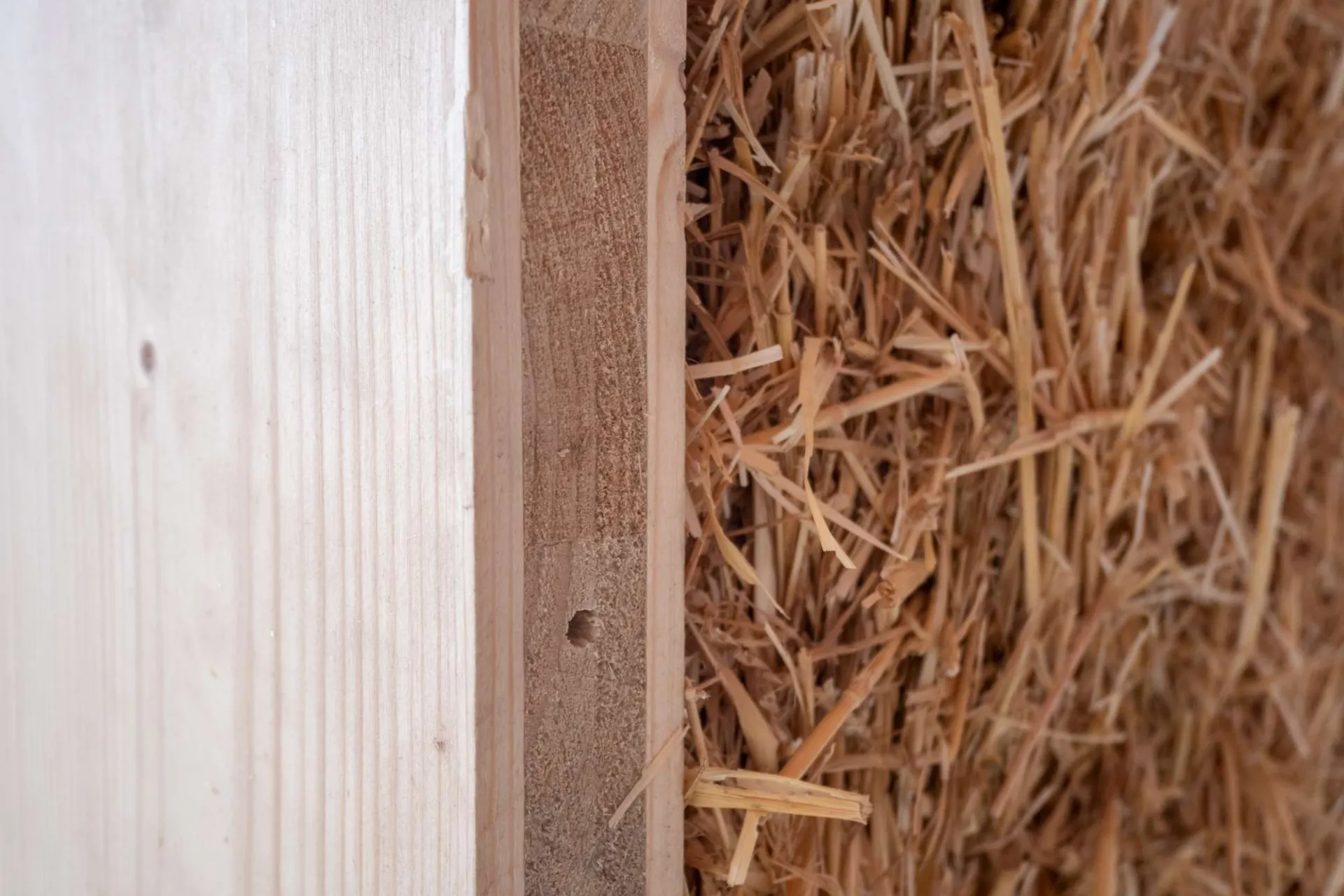 Photo paroi bois et paille