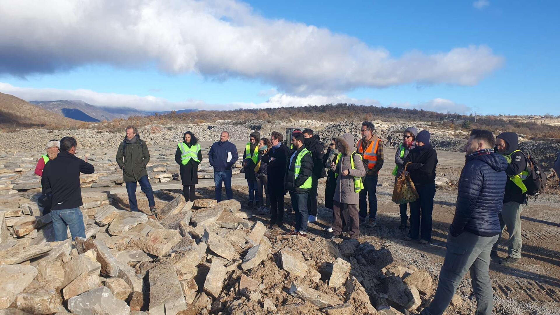 Photo du groupe dans la carrière à l'écoute des explications du responsable d'exploitation