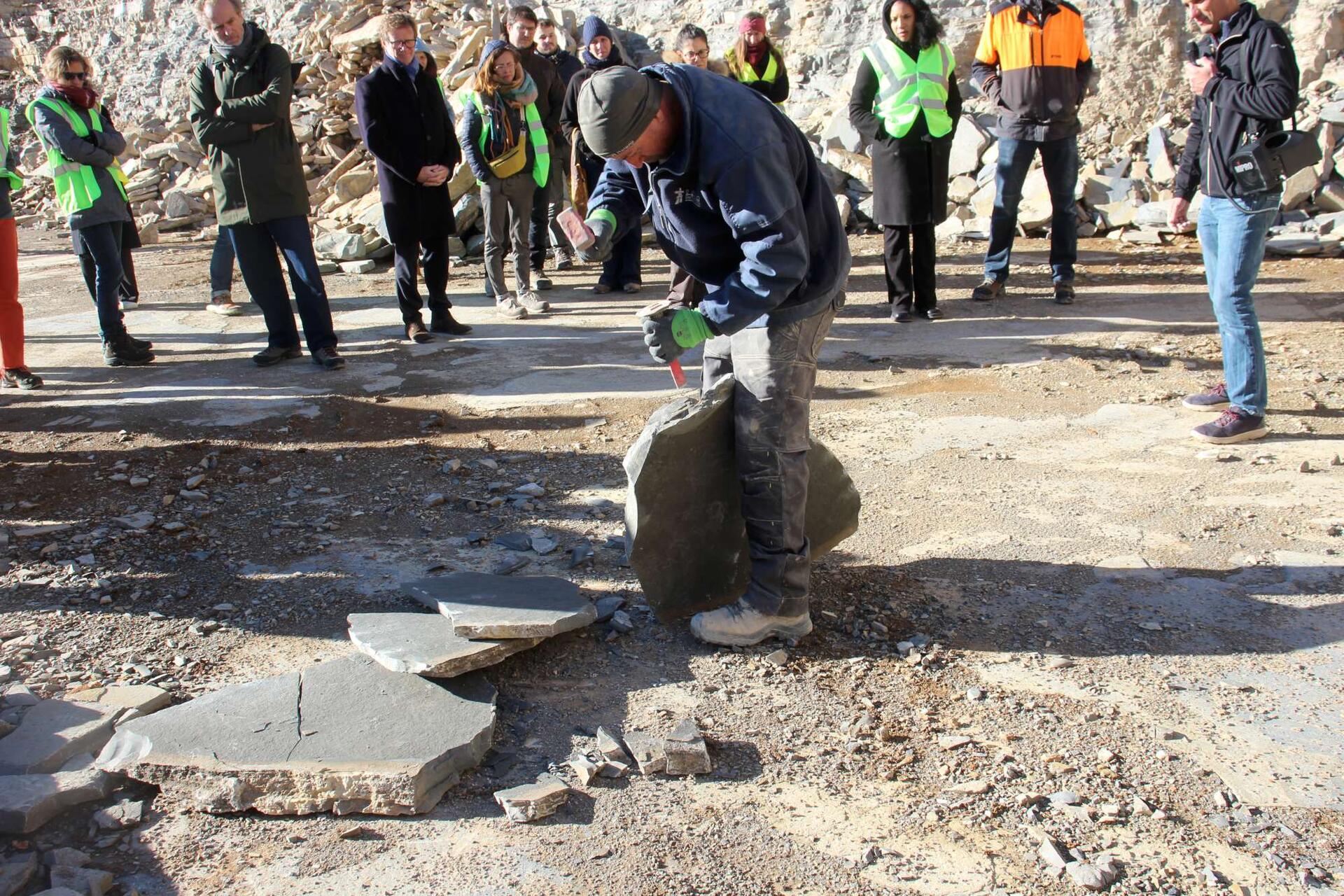 Démonstration de clivage d'une lauze aux carrières de Montdardier