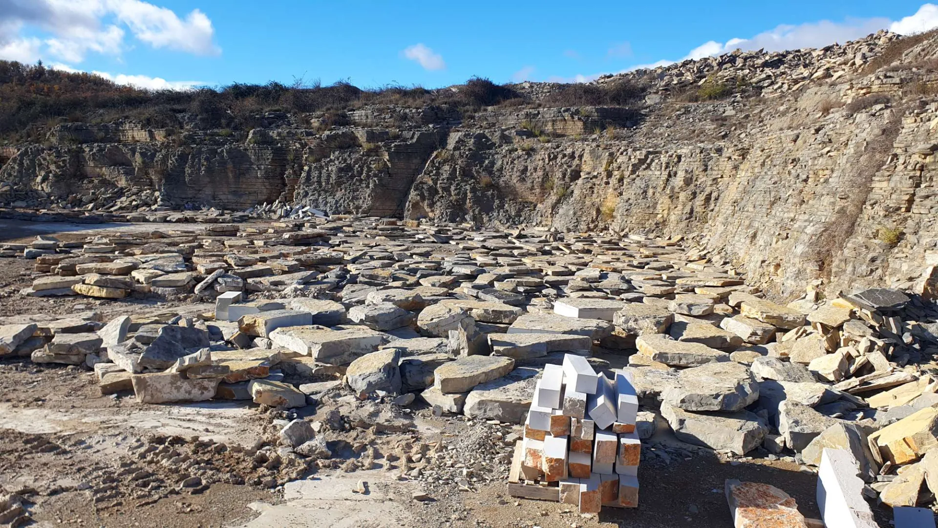 Dans la carrière à ciel ouvert où l'on voit les différentes strates géologiques