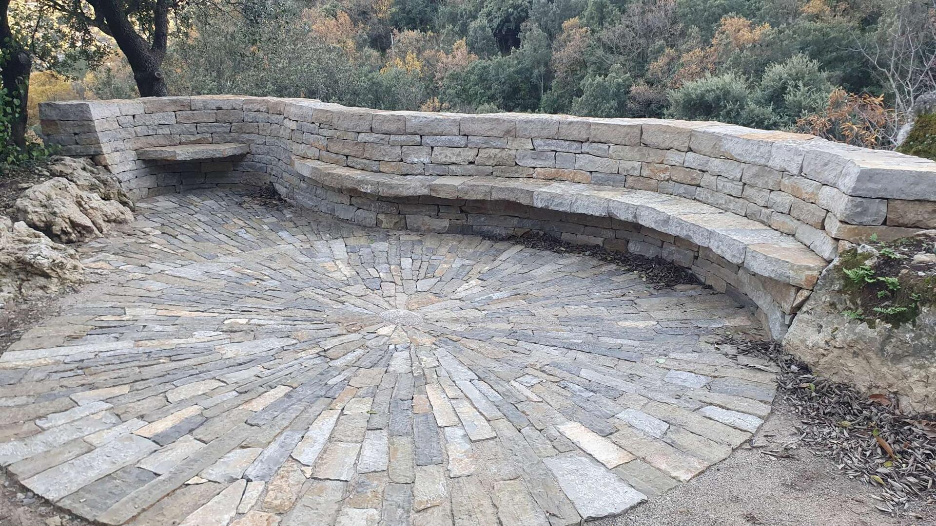 Le belvédère avec son banc, muret et calade en pierres sèches