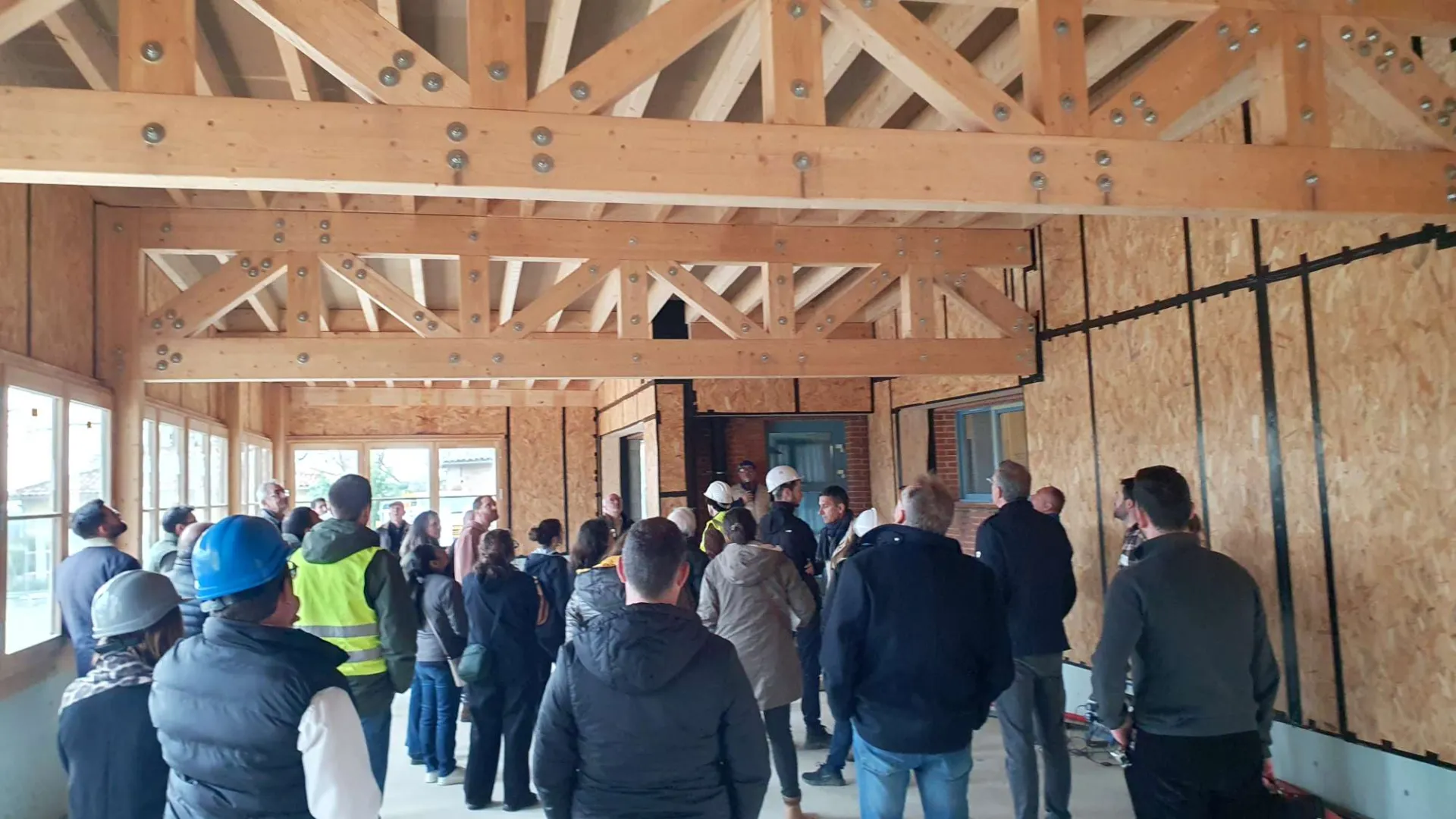 Chantier de Lias : les participants dans la future salle de restauration