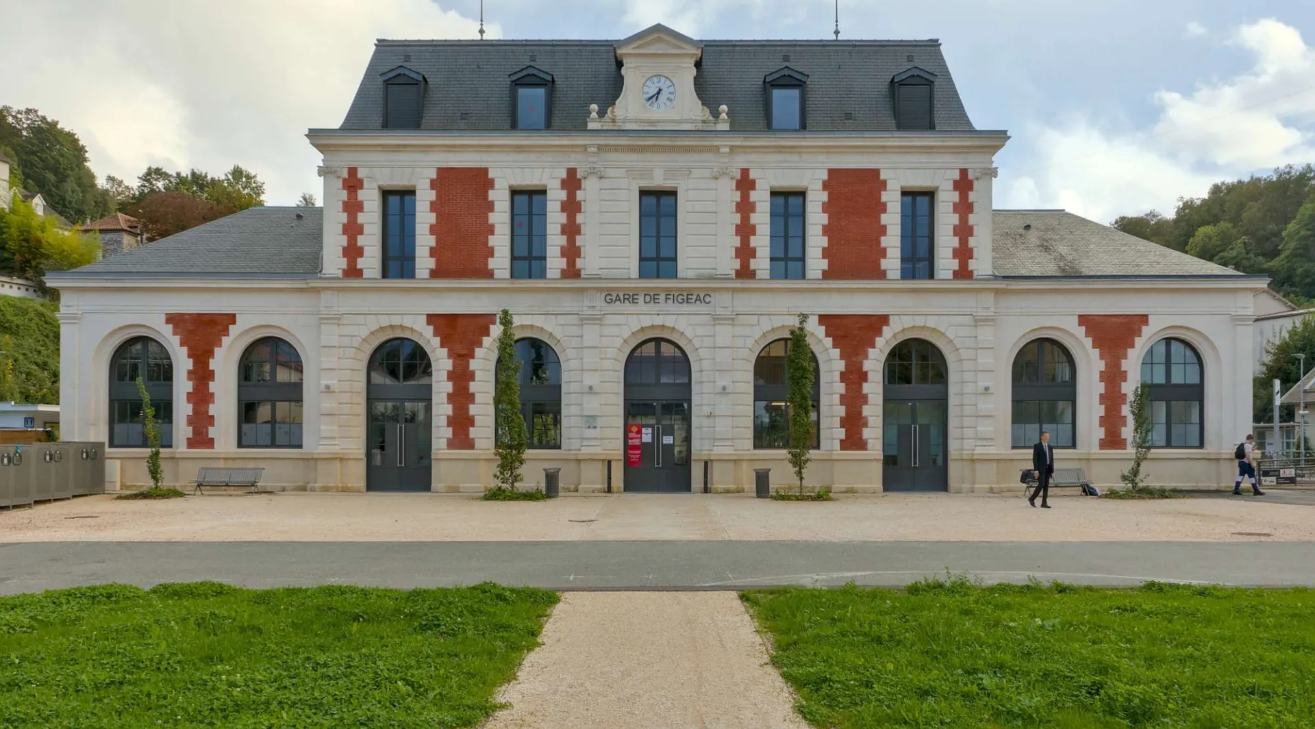 Façade nord de la gare de Figeac rénovée