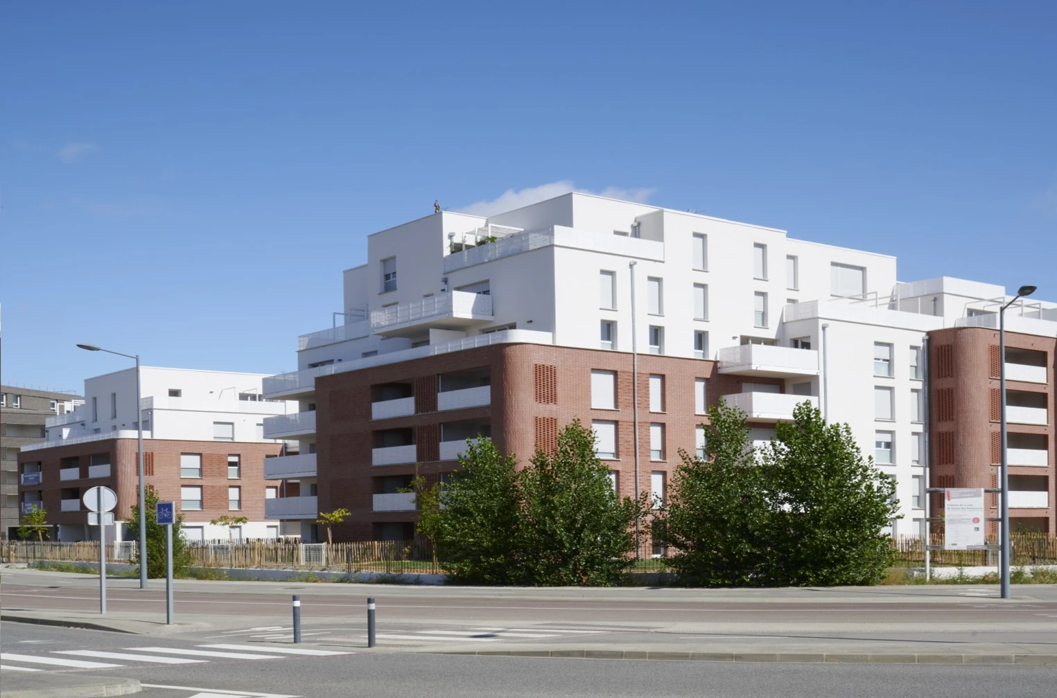 Vue sur les bâtiments collectifs depuis la rue