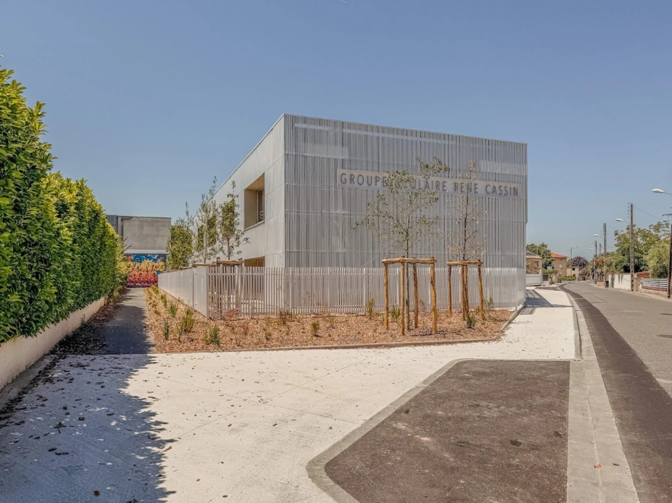 Façade est sur voirie et sud vers gymnase
