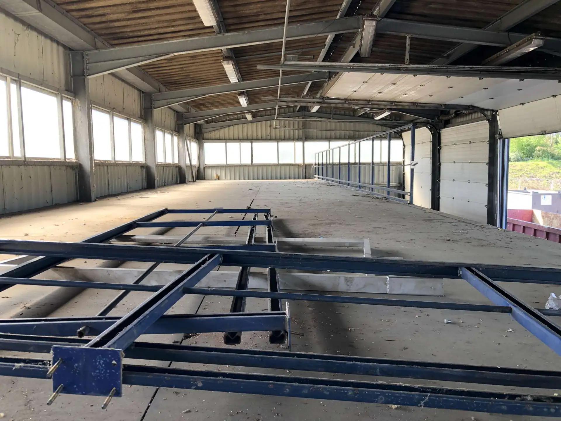 Le hangar en cours de déconstruction
