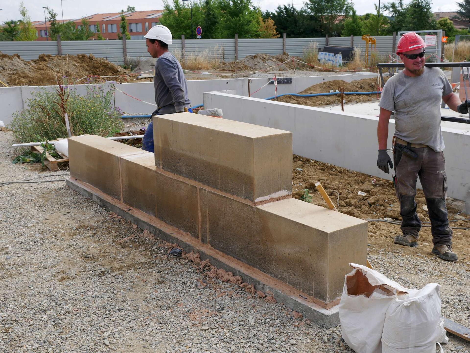 Blocs de terre crue porteurs