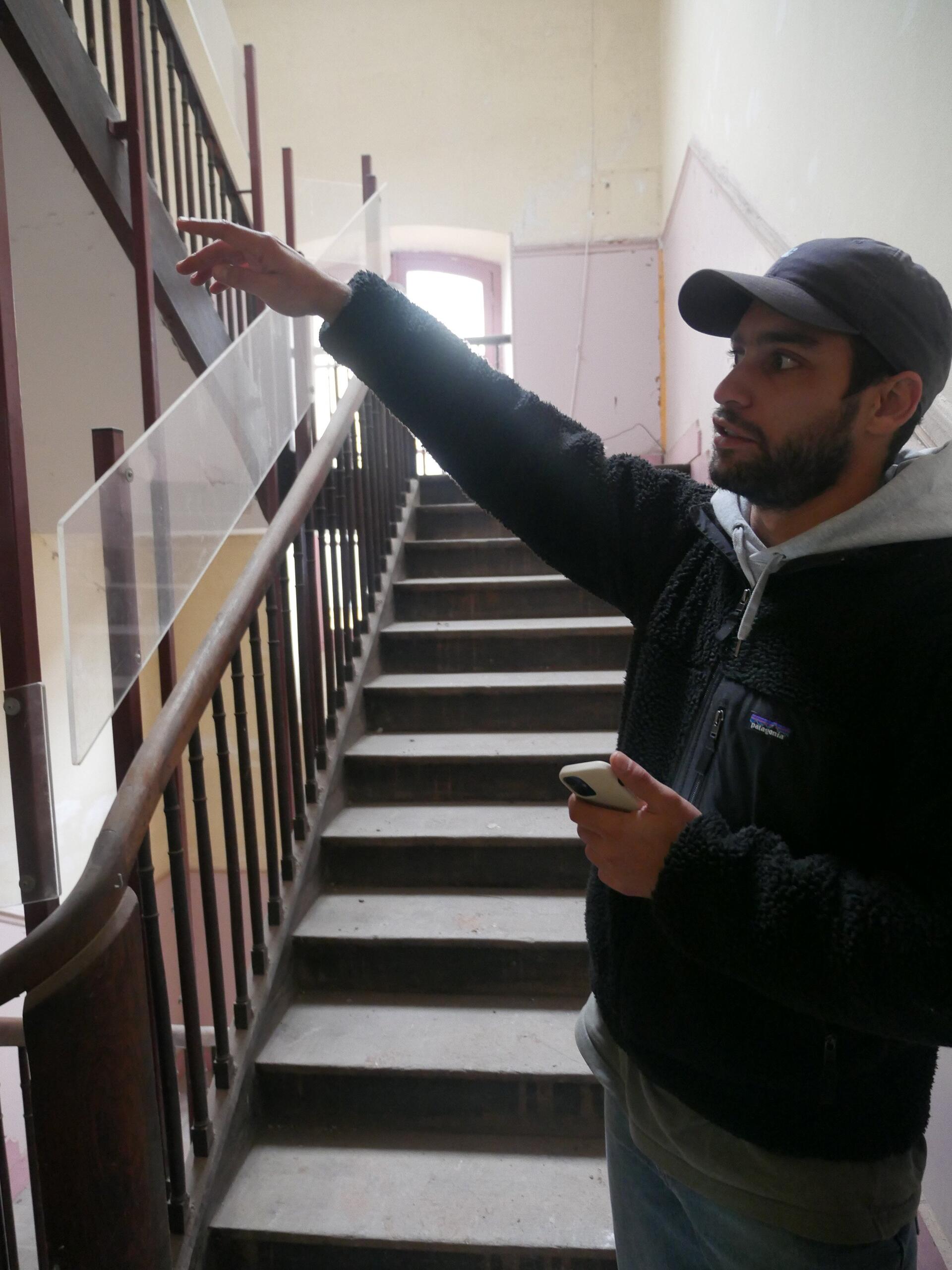 Escalier en bois préservé pour les travaux qui sera déposé par le menuisier pour réemploi sous différentes formes in situ