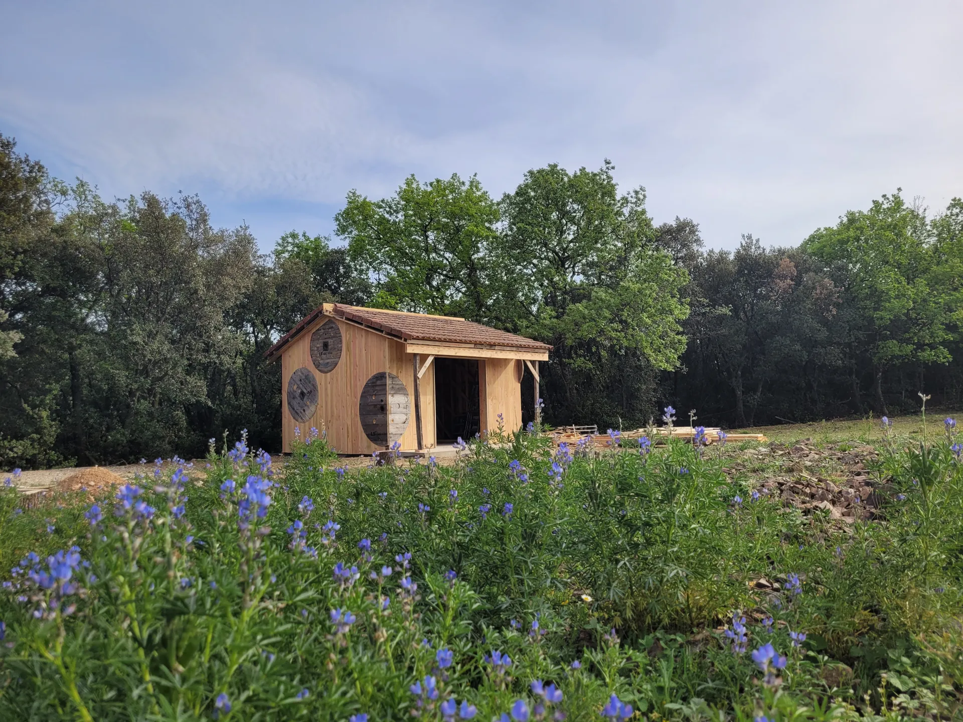 Cabanon en bois en matériaux de réemploi | Lodève (34) - Logo