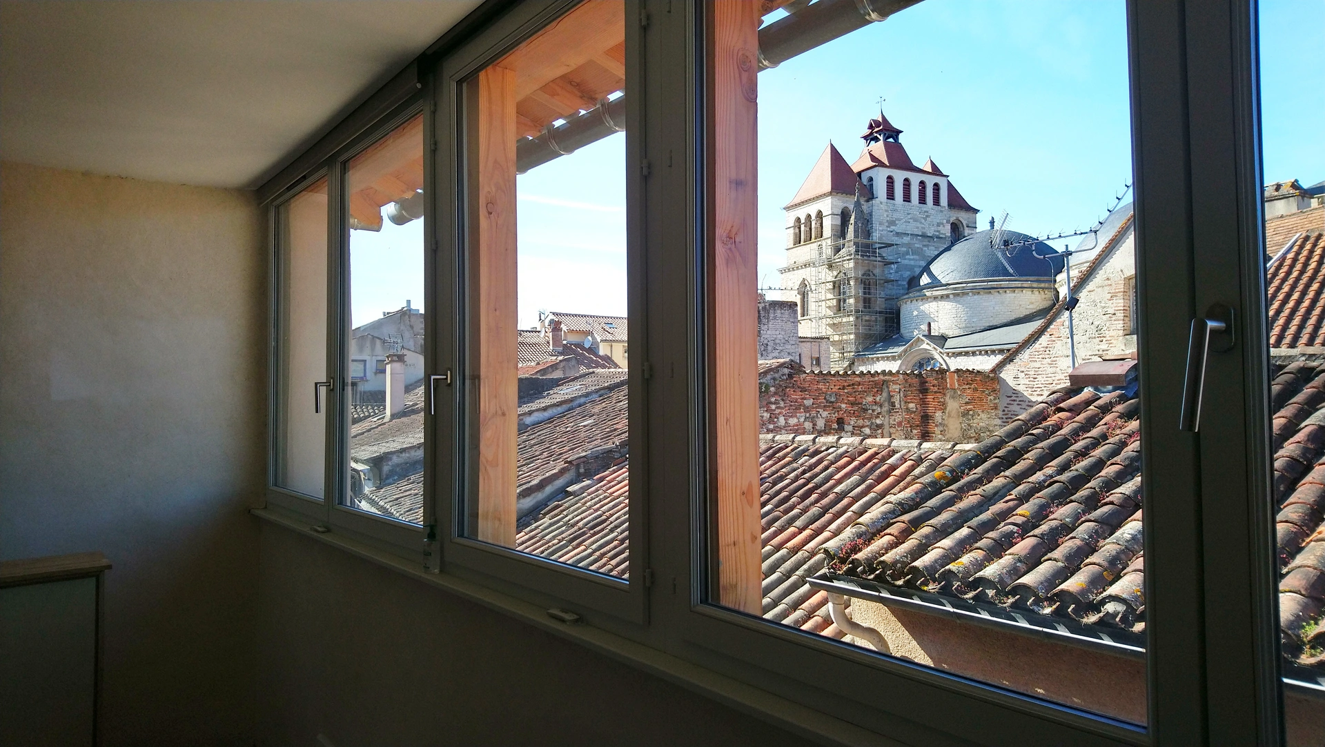 Large vitrage au dernier niveau, ouvrant sur le nord et la Cathédrale Saint-Étienne de Cahors