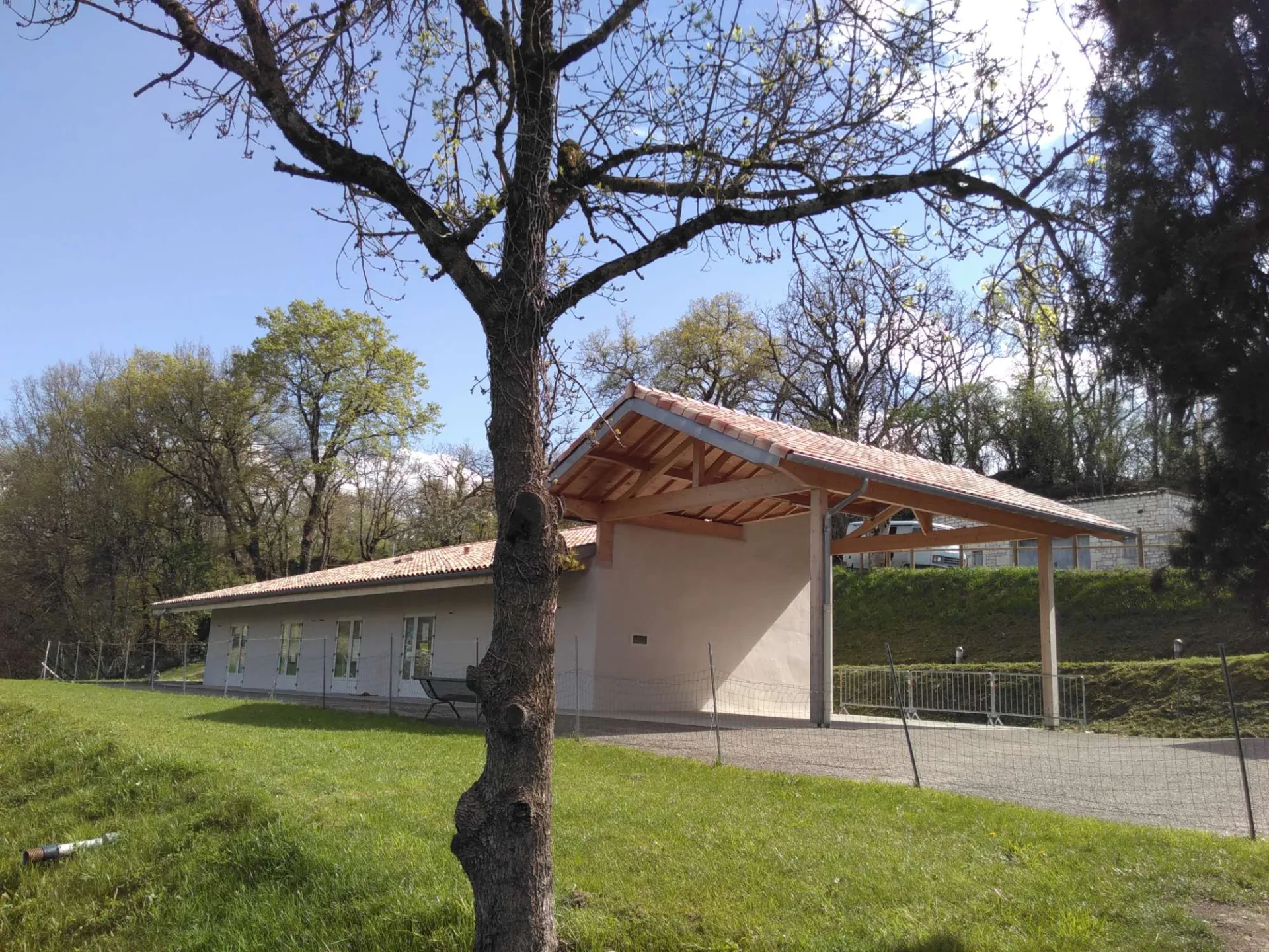 BÂTIBUZZ Une école rurale en bois et paille | Saint-Paul-de-Loubressac (46) - Logo