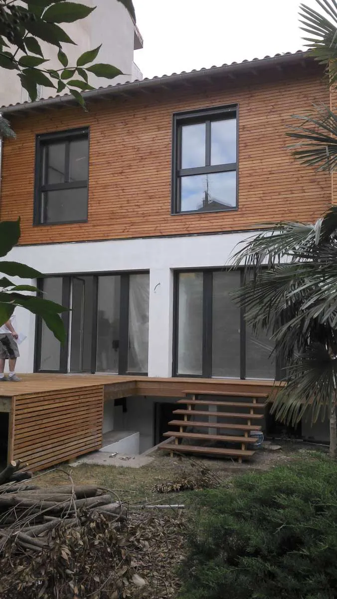 Rénovation-surélévation d’une maison individuelle au niveau passif en centre-ville de Toulouse
