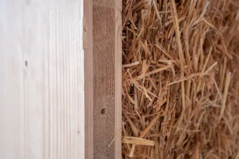 Photo paroi bois et paille