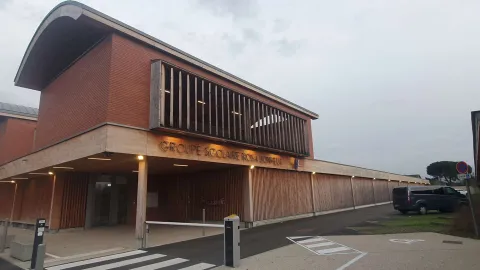 Vue du groupe scolaire Rosa Bonheur depuis la route