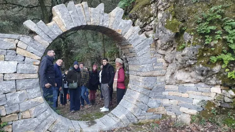 Les participants vus à travers le moongate, cercle de pierre sèche de 2 m de diamètre intérieur