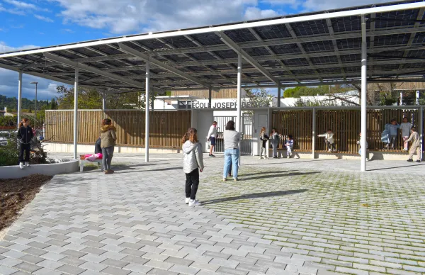 Des enfants et leurs parents sur le nouveau parvis de l'école