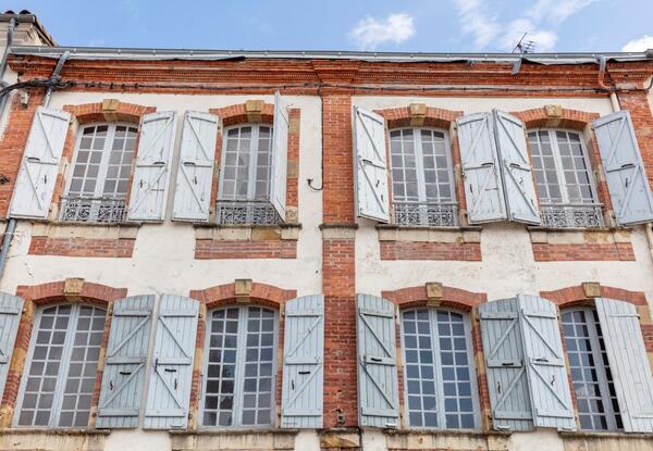 Façade sud-ouest qui donne sur la place