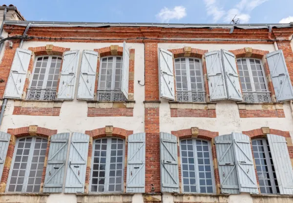 Façade sud-ouest qui donne sur la place