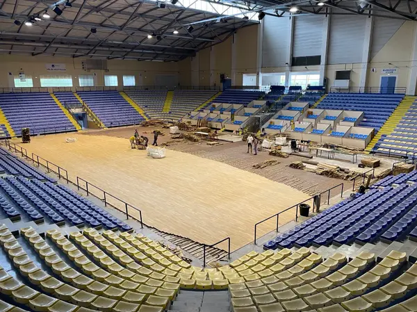 Parquet du stade Coubertin en cours de dépose