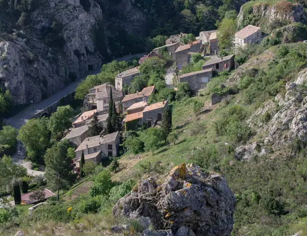 Le village de Laroque-de-Fa surplombant la rivière du Sou, dans son écrin des Hautes Corbières méditerranéennes