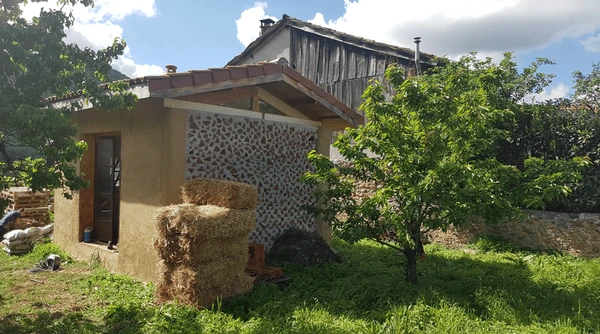 Maison laboratoire de la SCOP Houself face mur en terrazzo 