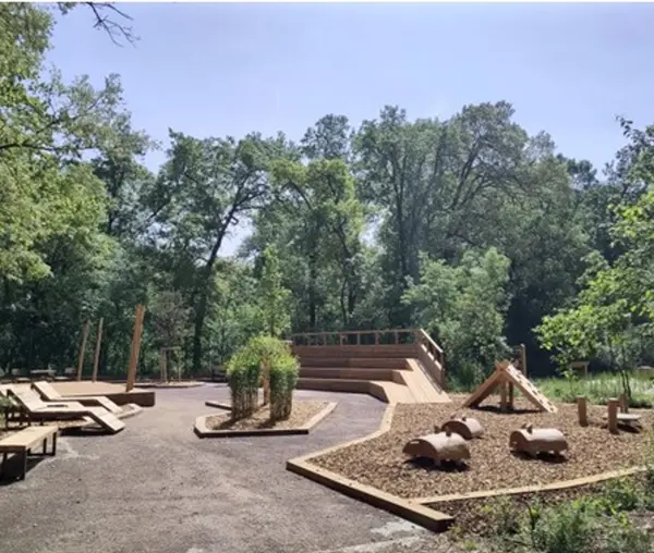 Mobilier et jeux en bois dans le parc des bords du Touch réaménagé