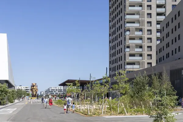 Vue sur la piste des géants réaménagée avec au loin le Minotaure et la Halle de la Machine