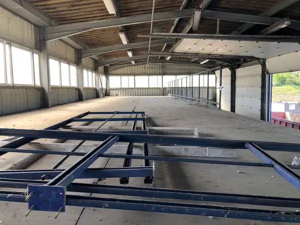 Le hangar en cours de déconstruction
