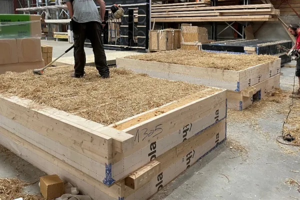 Préfabrication des murs en paille