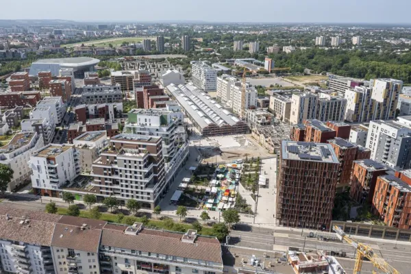 Vue sur le centre du quartier, la Place de la Charte des Libertés Communales, les Halles 