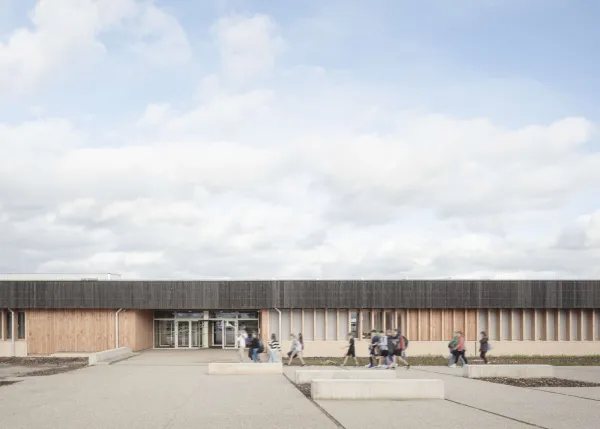 Côté ville, le bâtiment est en retrait derrière le parvis piéton