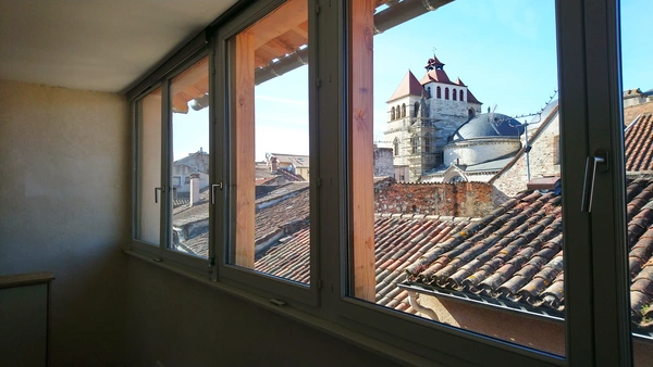 Large vitrage au dernier niveau, ouvrant sur le nord et la Cathédrale Saint-Étienne de Cahors