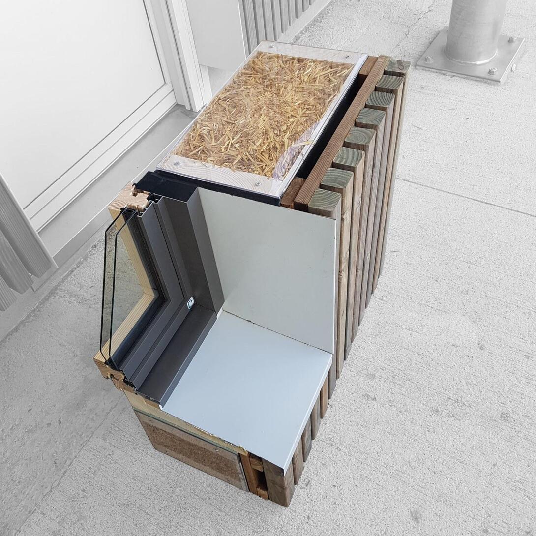 Prototype de la paroi bois-paille avec son bardage extérieur en bois et sa menuiserie intégrée