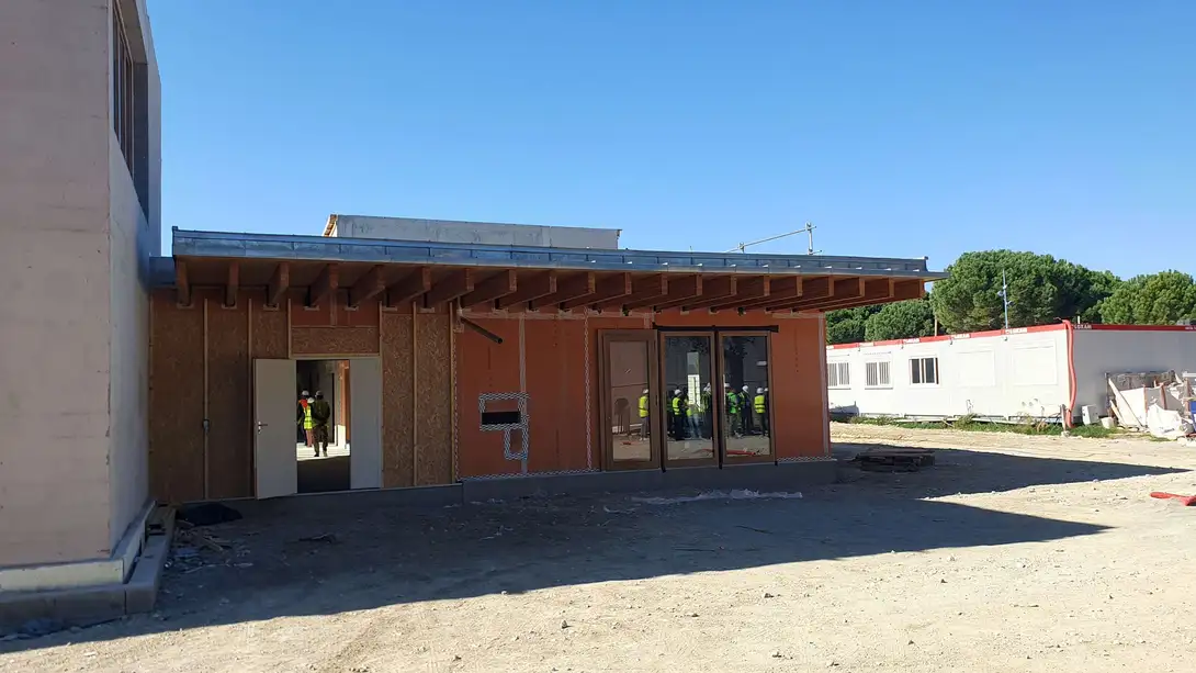 Façade avec large casquette de protection