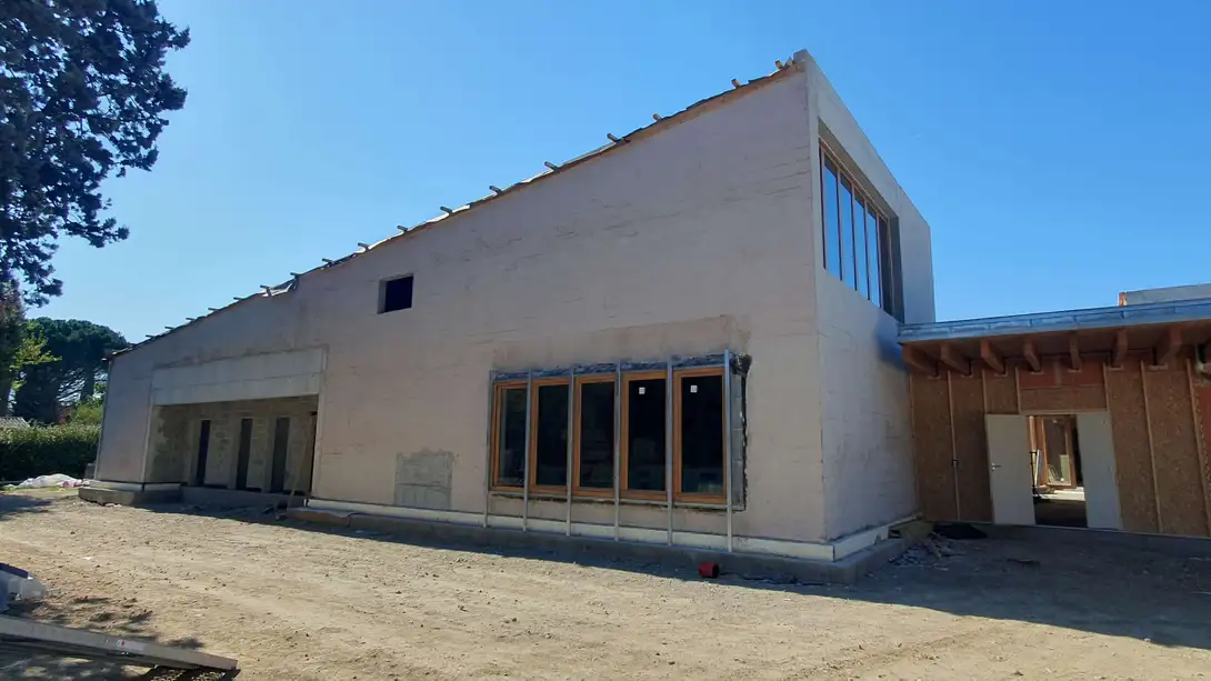 Ouvrants en partie haute et basse pour la ventilation naturelle des volumes en double hauteur