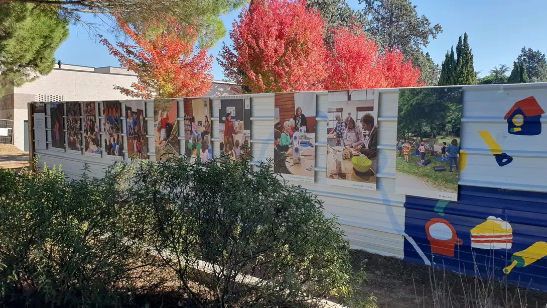 La fresque de palissade de chantier a été réalisée en atelier participatif