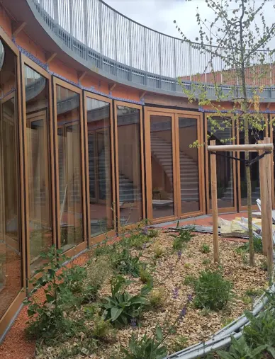 Le patio est en partie végétalisé