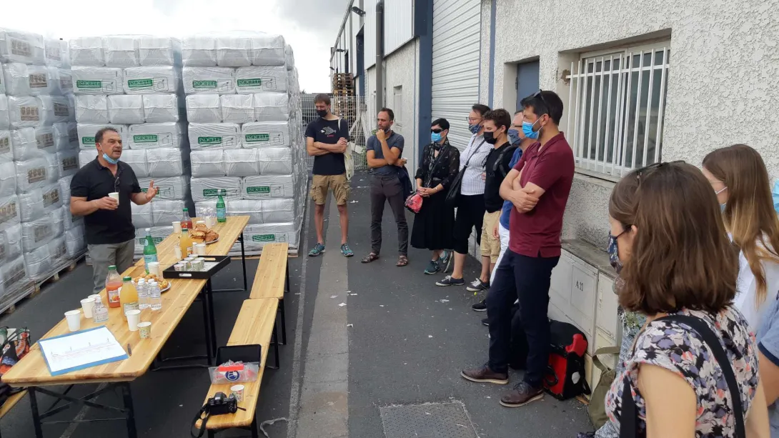 Ouattitude - Présentation de l'usine par son directeur devant les sacs de ouate prêts à partir