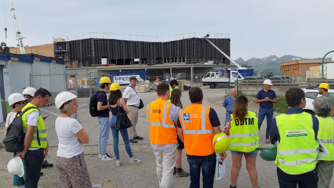 Le bâtiment de services côté parking
