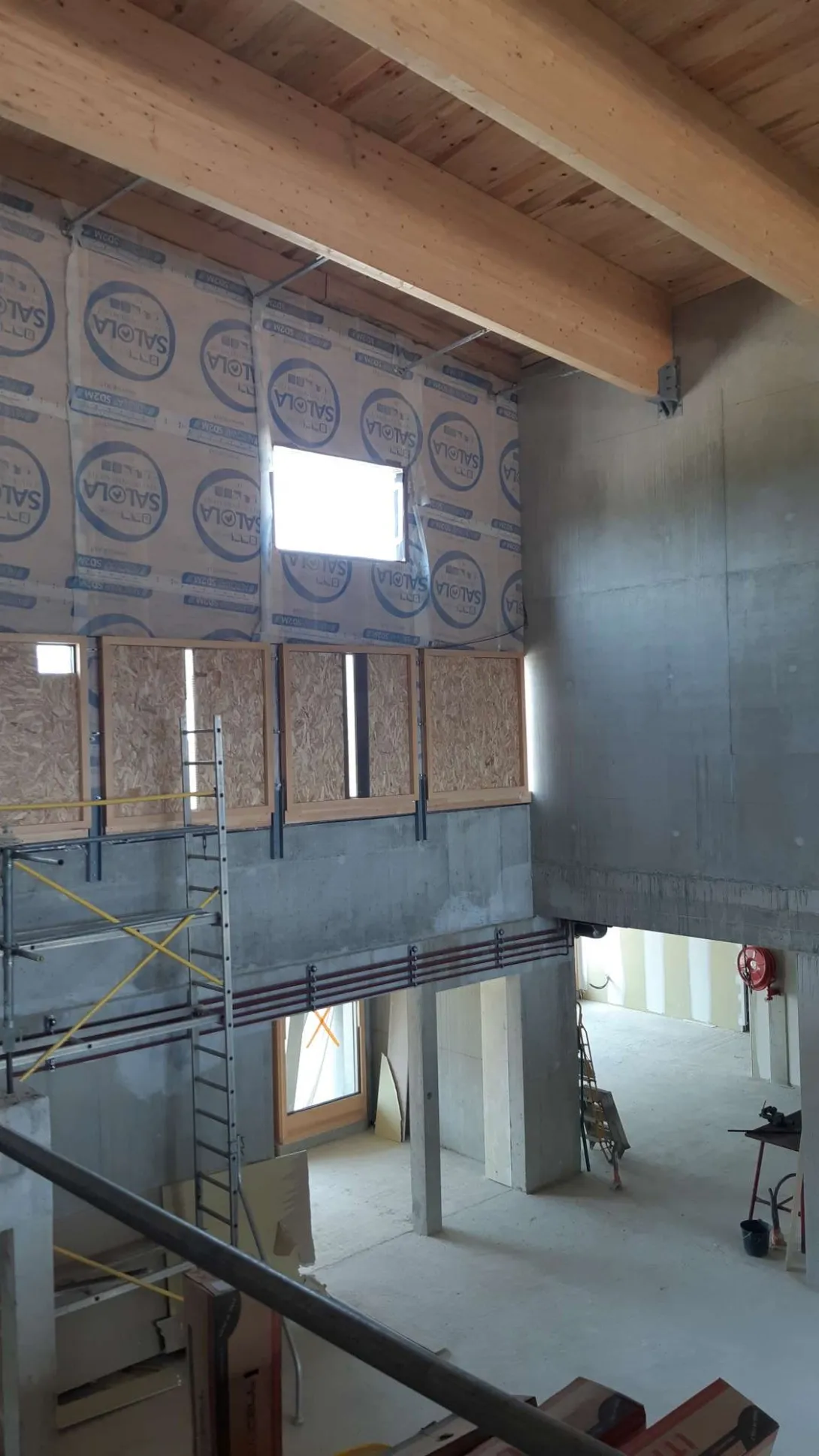 Le hall d'entrée double hauteur côté front de neige