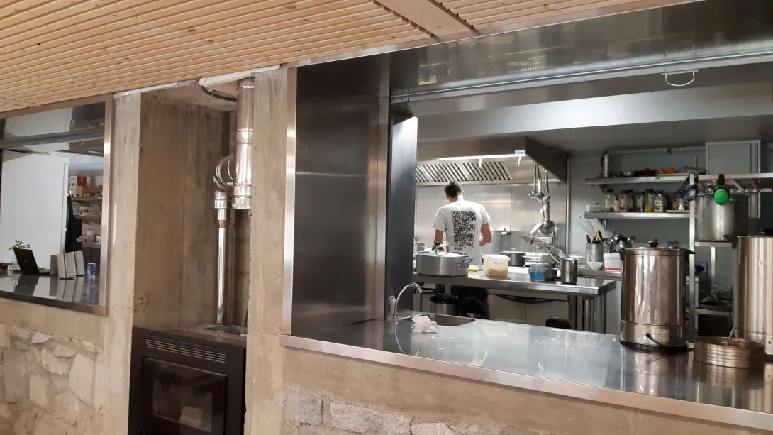 Les cuisines qui donnent sur une salle de restauration, avec le poêle à granulés bouilleur