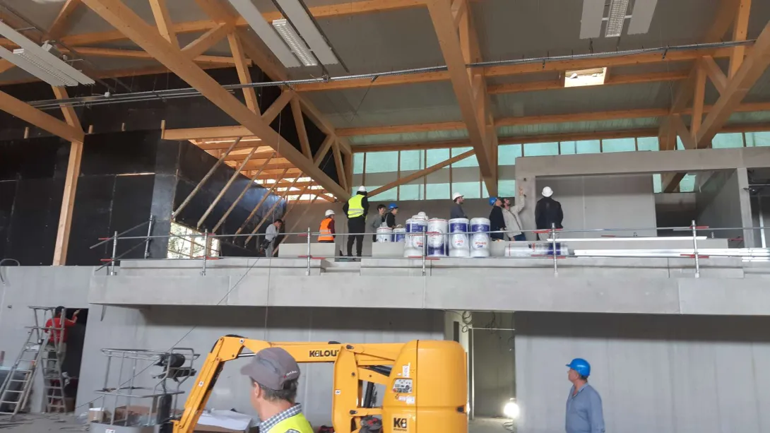 Le hall d'entrée en haut à gauche, côté rue