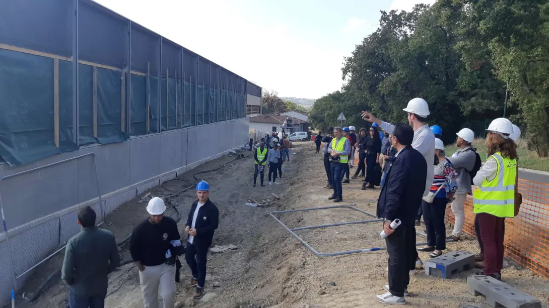 La façade nord, en hauteur côté rue, sera prochainement vitrée sur sa partie calfeutrée