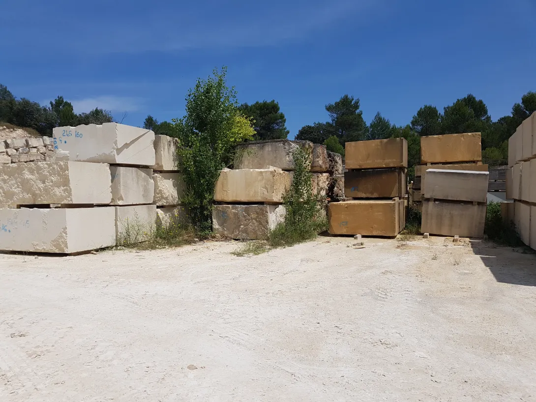  Carrière Proroch : blocs de pierre de Beaulieu (claire) côtoyant des blocs pierres de Vers Pont du Gard (ocre) 