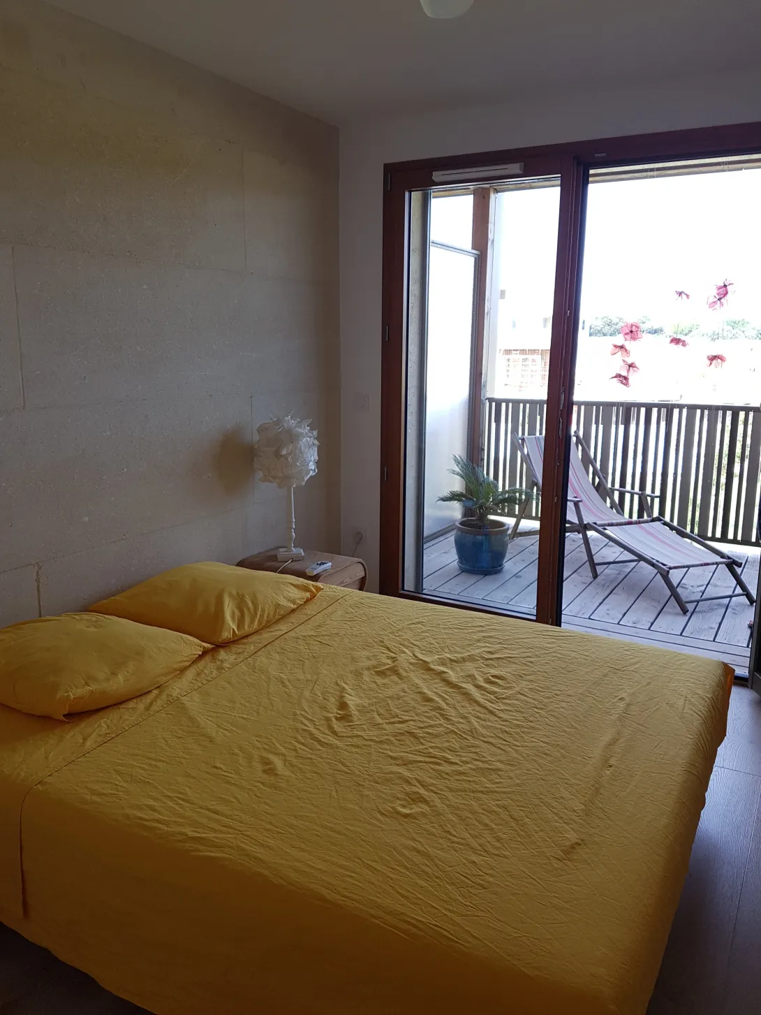 Résidence Equinox : chambre avec mur de refend en pierre massive