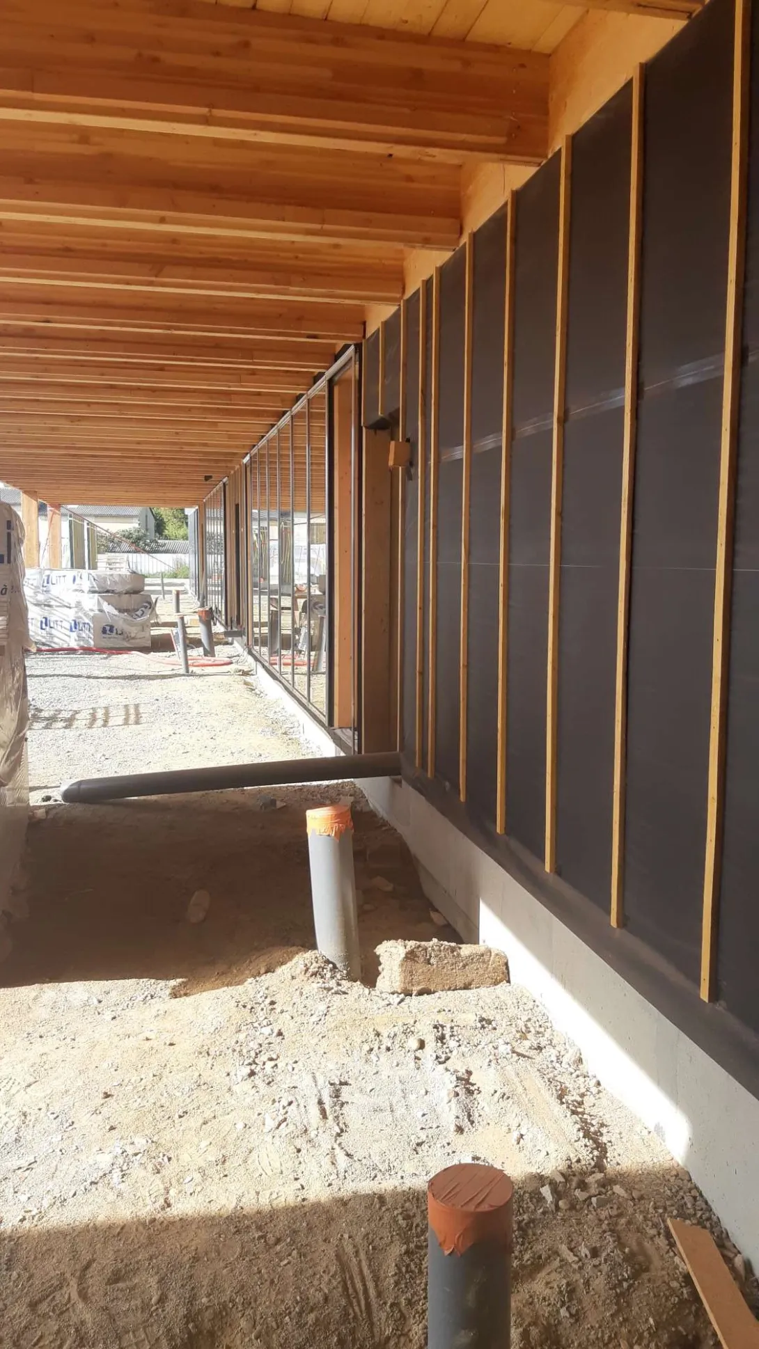 Des préaux couverts permettent de circuler à l'abri des intempéries et des surchauffes