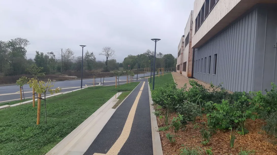 Le parvis public du collège, côté nord, sur un terrain en déclivité