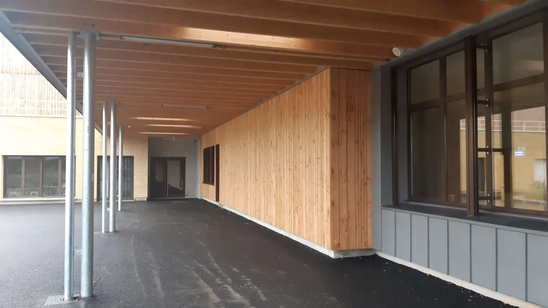 Les circulations extérieures couvertes permettent de s'abriter des intempéries