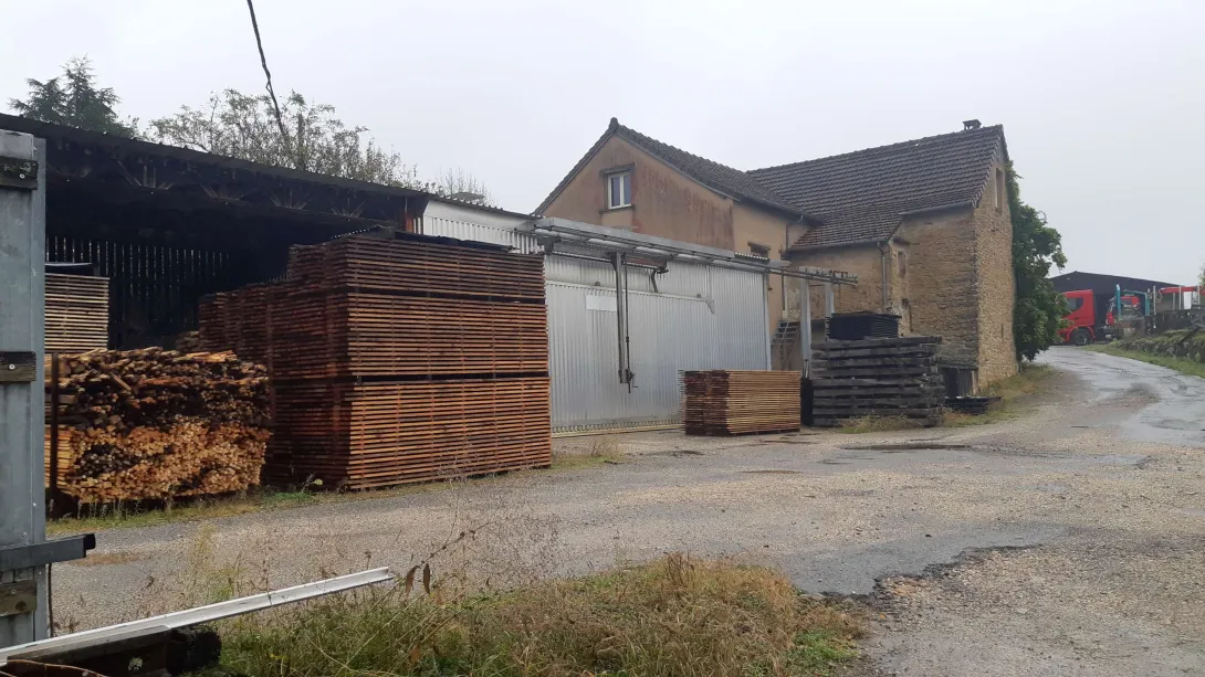 Scierie Granié - Le séchoir (hangar métallique) permet de sécher jusqu'à 30 m3 de bois